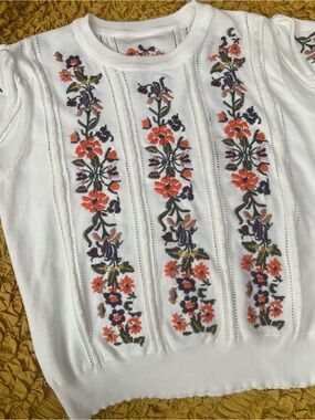 Boutique White Floral Embroidered Short Sleeve Knit Top